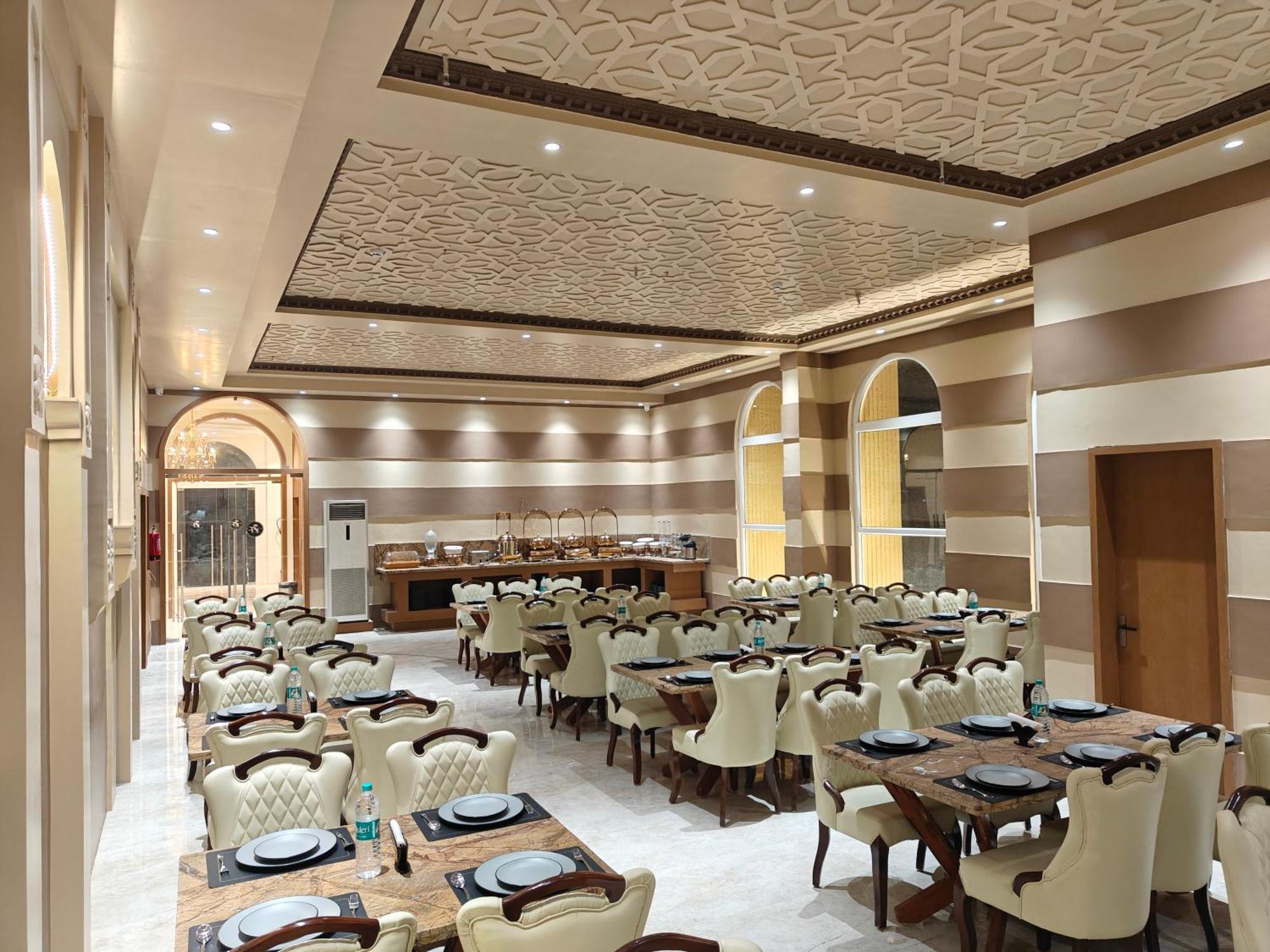 The S Crown Somnath酒店 外观 照片